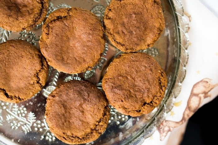 Gluten Free & Keto Gingerbread Cupcakes (with Lemon Buttercream Frosting!) 🍋 #ketocupcakes #ketogingerbread