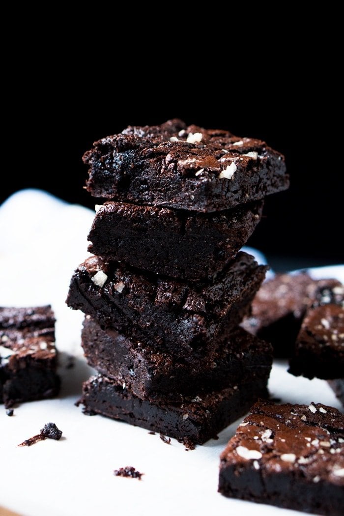Suuuper Fudgey Gluten Free, Paleo & Keto Brownies 🍫 only 1g net carbs a pop! #ketobrownies #paleobrownies 