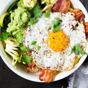 Paleo, Whole30 & Keto Breakfast Zoodles 🥓🍳🥑 with creamy avocado sauce! #ketobreakfast #whole30