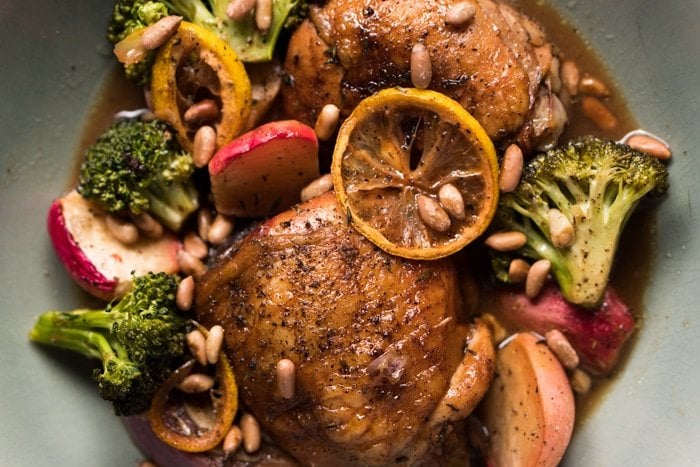 Paleo, Whole30 & Keto Sheet Pan Chicken 🍗 With lemon and plenty of low carb veggies! #ketochicken #ketodinner #ketosheetpan