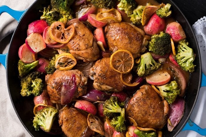 Paleo, Whole30 & Keto Sheet Pan Chicken 🍗 With lemon and plenty of low carb veggies! #ketochicken #ketodinner #ketosheetpan