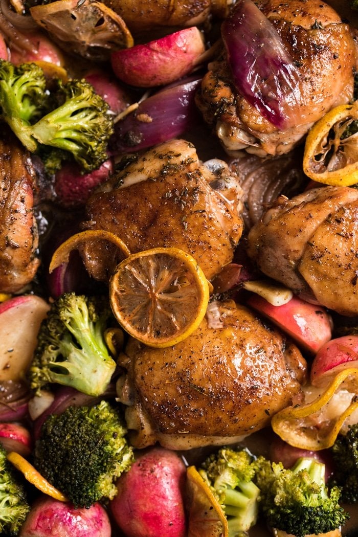 Paleo, Whole30 & Keto Sheet Pan Chicken 🍗 With lemon and plenty of low carb veggies! #ketochicken #ketodinner #ketosheetpan