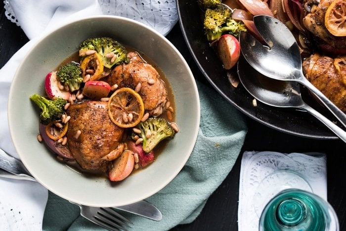 Paleo, Whole30 & Keto Sheet Pan Chicken 🍗 With lemon and plenty of low carb veggies! #ketochicken #ketodinner #ketosheetpan