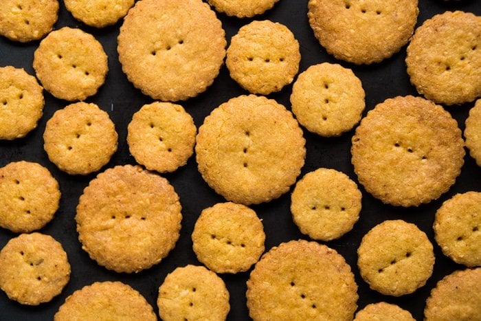 Gluten Free & Keto Cheddar Cheese Crackers 🧀 #keto #ketosnacks #lowcarb #healthyrecipes 