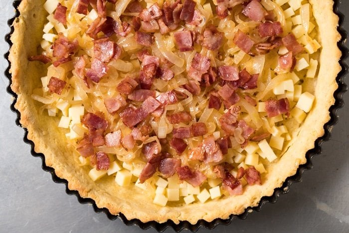 Gluten Free & Keto Quiche Lorraine 🧀 with a super flakey grain free pie crust! #keto #glutenfree #healthyrecipes #lowcarb