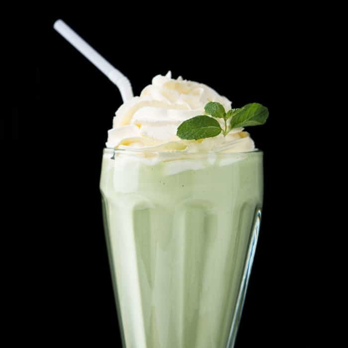 Paleo, Vegan & Keto Shamrock Shake ☘️ healthified & bulletproofed! #keto #paleo #healthyrecipes #ketodiet