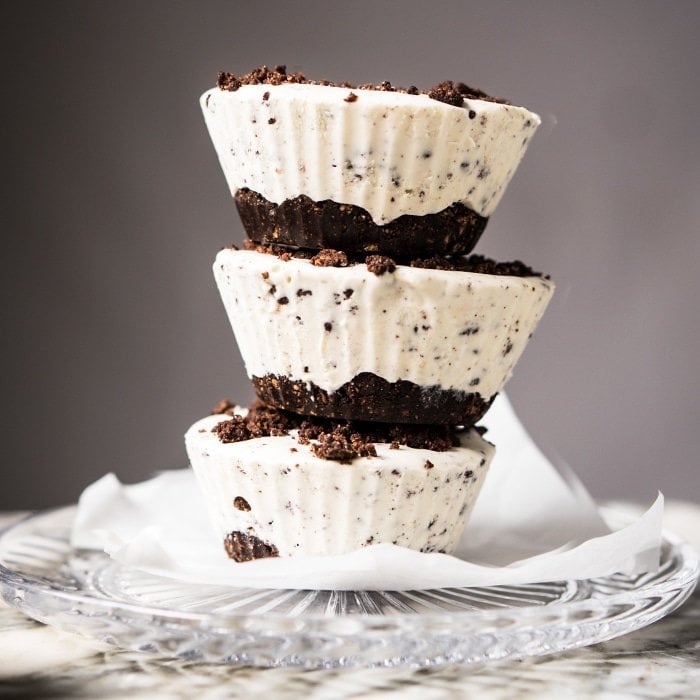 (No-Bake!) Gluten Free, Paleo & Keto Cookies 'N Cream Fat Bombs 🍪 #keto #ketodessert #lowcarb #fatbombs #glutenfree #chocolate #dairyfree #healthyrecipes