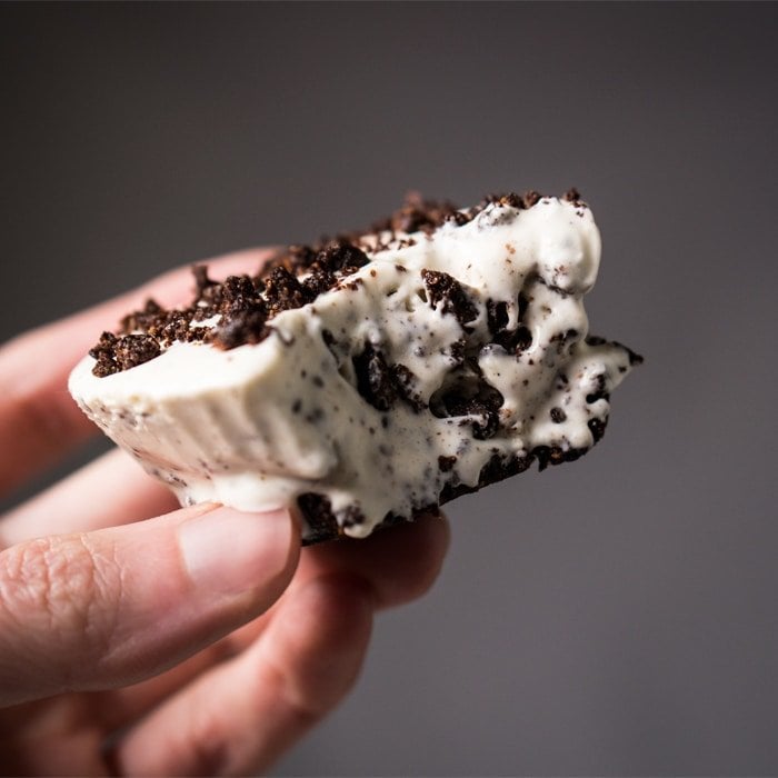 (No-Bake!) Gluten Free, Paleo & Keto Cookies 'N Cream Fat Bombs 🍪 #keto #ketodessert #lowcarb #fatbombs #glutenfree #chocolate #dairyfree #healthyrecipes