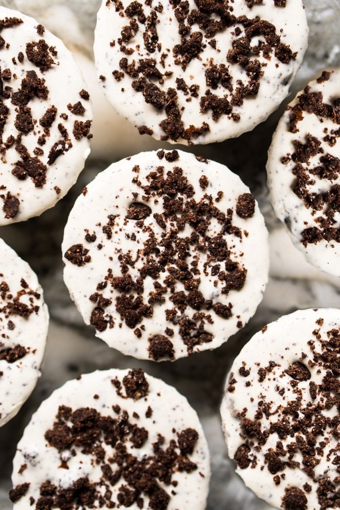 (No-Bake!) Gluten Free, Paleo & Keto Cookies 'N Cream Fat Bombs #keto #ketodessert #lowcarb #fatbombs #glutenfree #chocolate #dairyfree #healthyrecipes