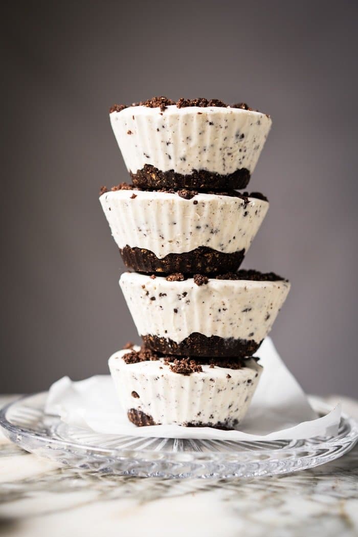 (No-Bake!) Gluten Free, Paleo & Keto Cookies 'N Cream Fat Bombs #keto #ketodessert #lowcarb #fatbombs #glutenfree #chocolate #dairyfree #healthyrecipes