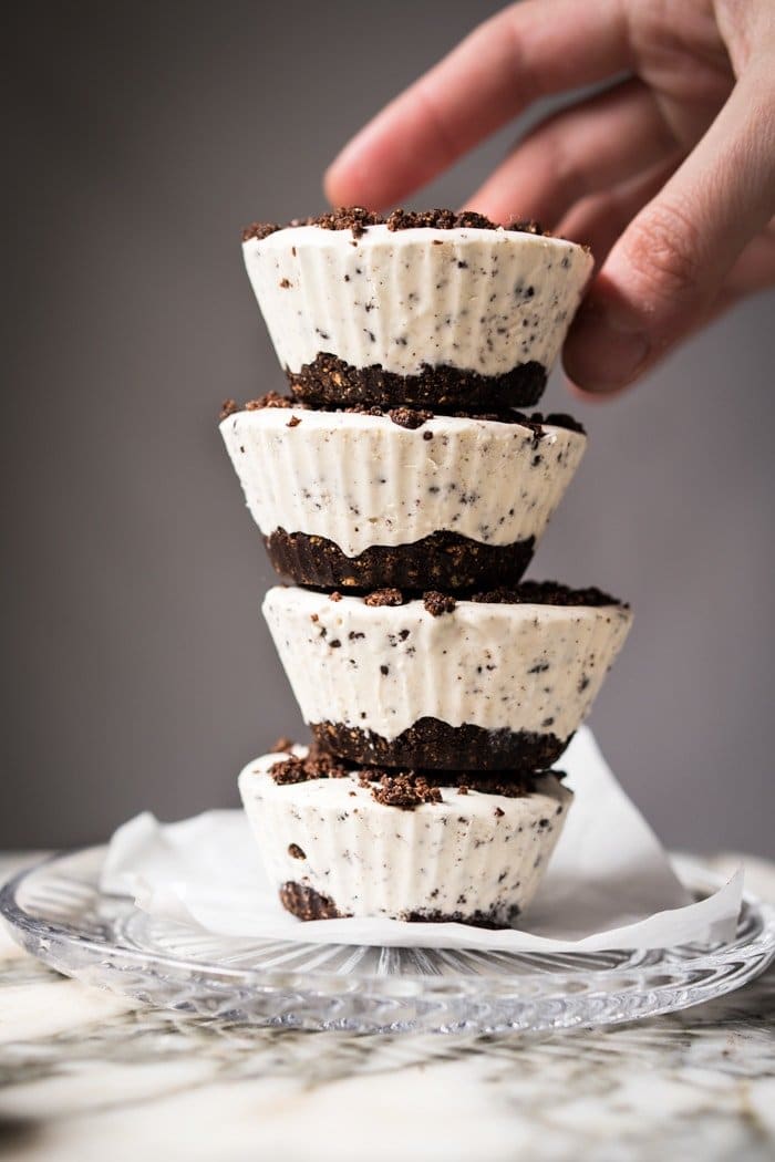 (No-Bake!) Gluten Free, Paleo & Keto Cookies 'N Cream Fat Bombs 🍪 #keto #ketodessert #lowcarb #fatbombs #glutenfree #chocolate #dairyfree #healthyrecipes