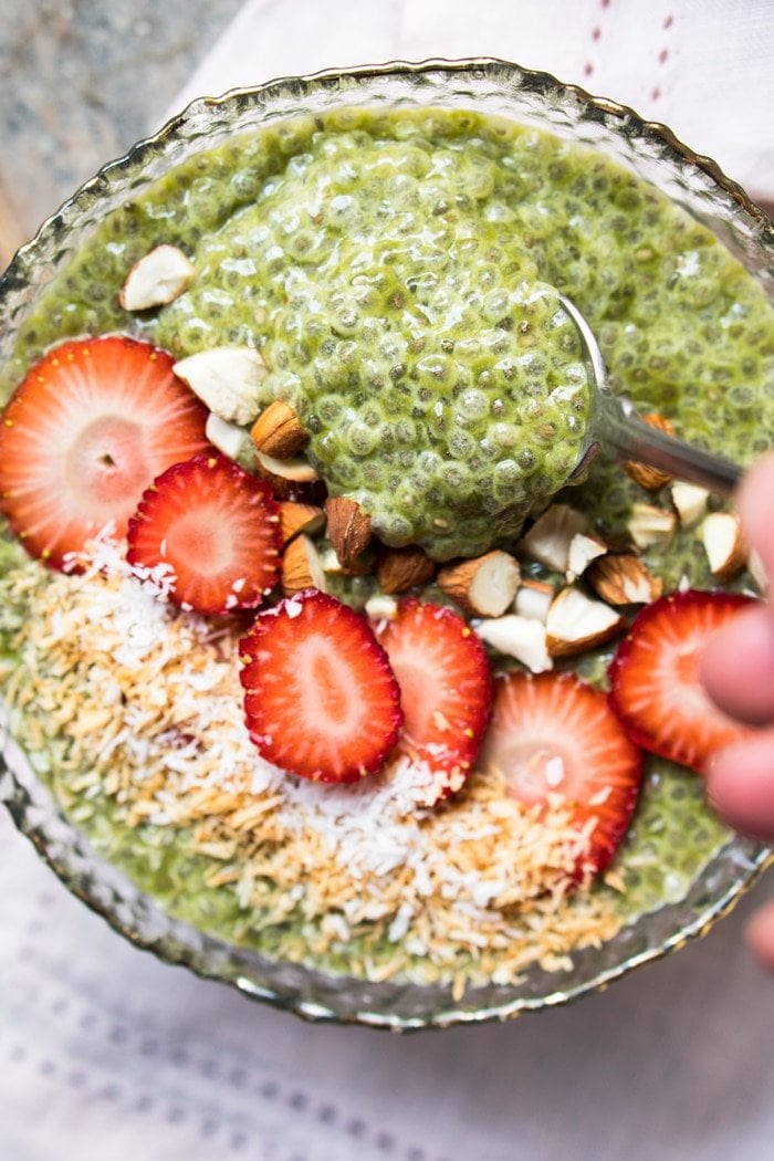 Overnight Gluten Free, Paleo & Keto Matcha Breakfast Bowl 🍵 #keto #ketodiet #lowcarb #paleo #glutenfree #ketobreakfast #matcha #healthyrecipes #chiaseeds