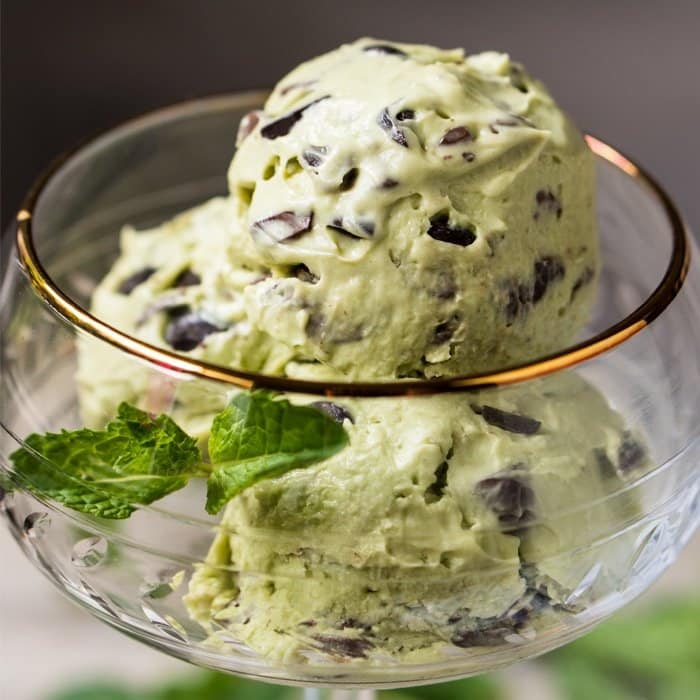 Low Carb, Paleo & Keto Mint Chocolate Chip Ice Cream-For-1 🍦 #keto #lowcarb #dairyfree #paleo #healthyrecipes #icecream #ketodessert #nicecream