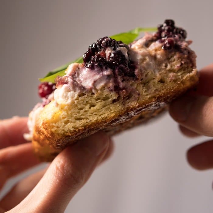 Gluten Free, Low Carb & Keto Three Cheese Blackberry Focaccia #keto #glutenfree #lowcarb #healthyrecipes #focaccia #pizza