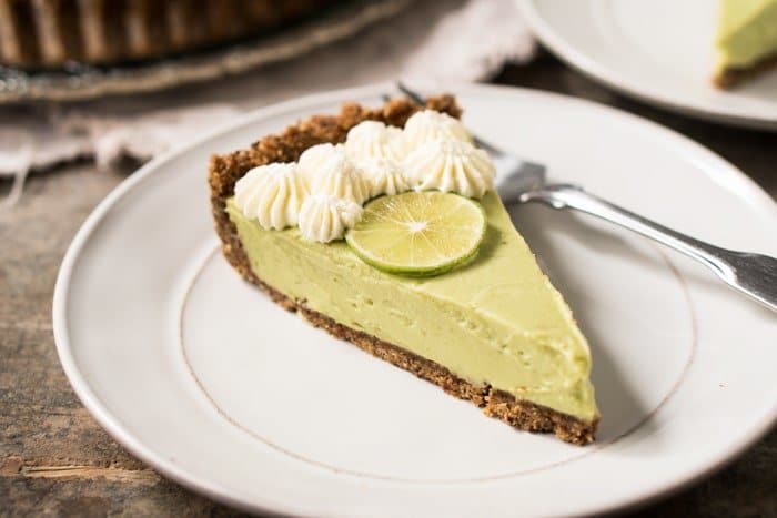 No-Bake Gluten Free, Paleo & Keto Key Lime Pie #keto #lowcarb #glutenfree #paleo #healthyrecipes #keylimepie #ketodessert #pie #ketorecipes #ketodiet