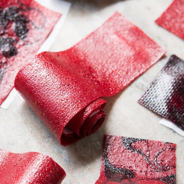 All-Natural Paleo & Keto Fruit Roll-Ups #keto #lowcarb #glutenfree #paleo #healthyrecipes #fruitrollups #ketodessert #ketorecipes #ketodiet