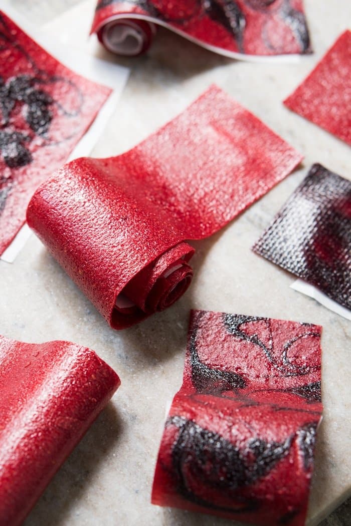All-Natural Paleo & Keto Fruit Roll-Ups #keto #lowcarb #glutenfree #paleo #healthyrecipes #fruitrollups #ketodessert #ketorecipes #ketodiet