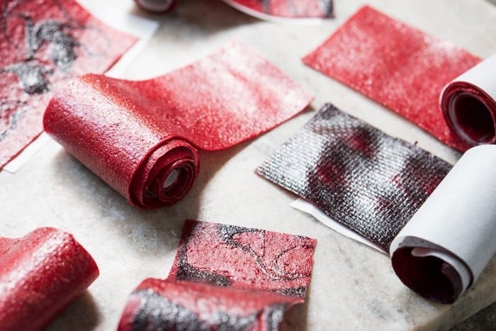 All-Natural Paleo & Keto Fruit Roll-Ups #keto #lowcarb #glutenfree #paleo #healthyrecipes #fruitrollups #ketodessert #ketorecipes #ketodiet