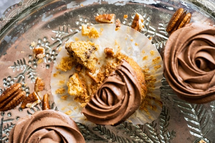 Halved keto banan cupcake with crumbs on the liner