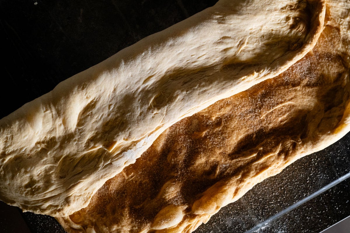 Folding the laminated dough in order to shape it