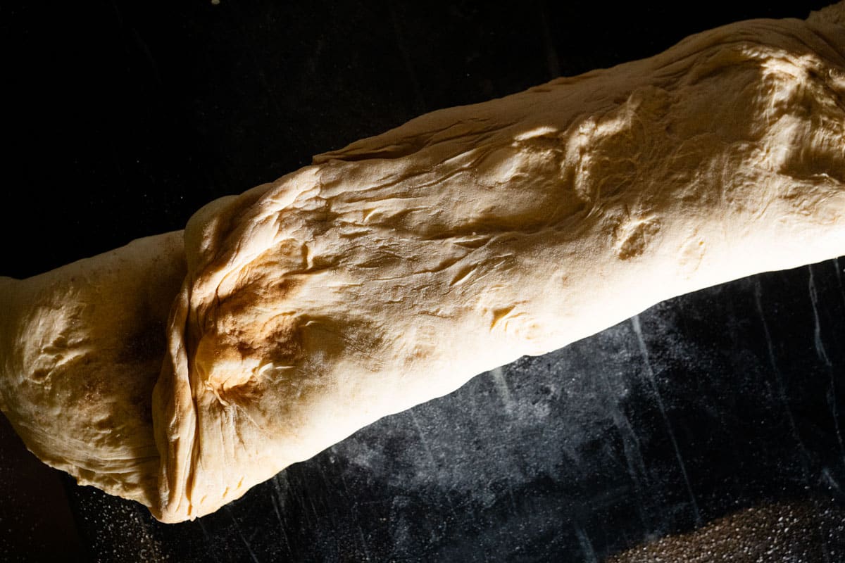 Folding the laminated dough in order to shape it